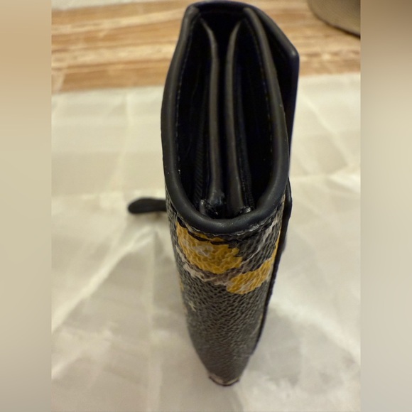 Lot of 3 Compact Wallets 2 Coach Black Flowers and Pink and 1 Blue Marc Jacobs - Picture 8 of 16